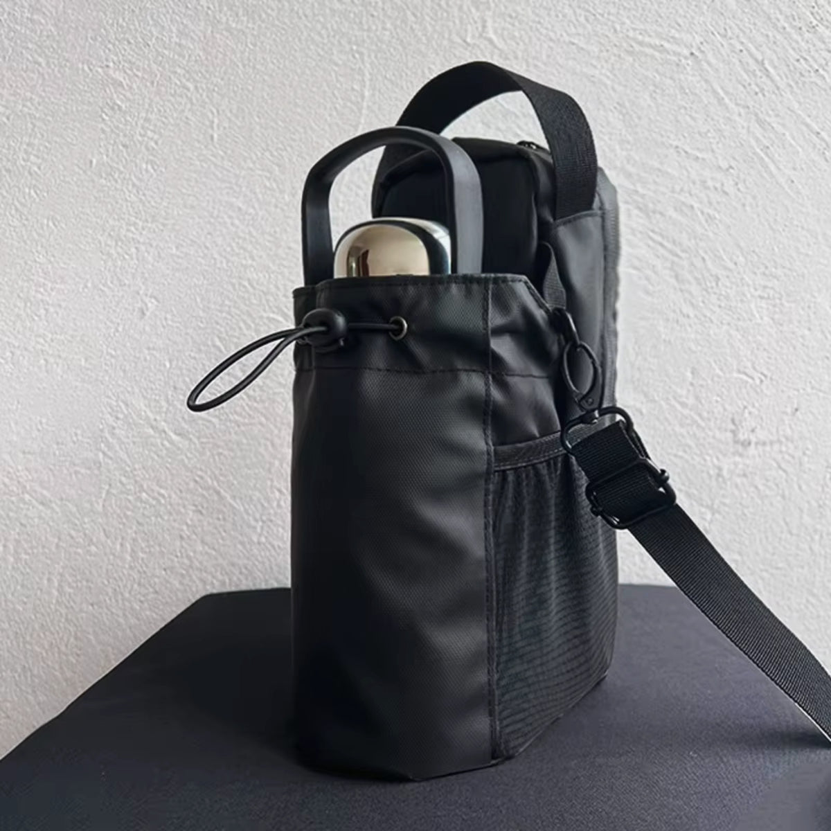 Magnetic gym bag with bottle