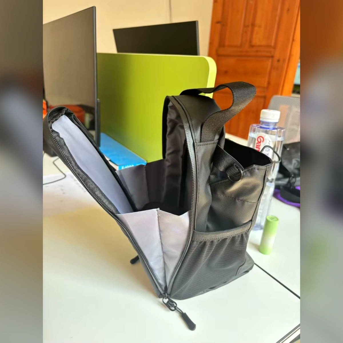 Magnetic gym bag interior